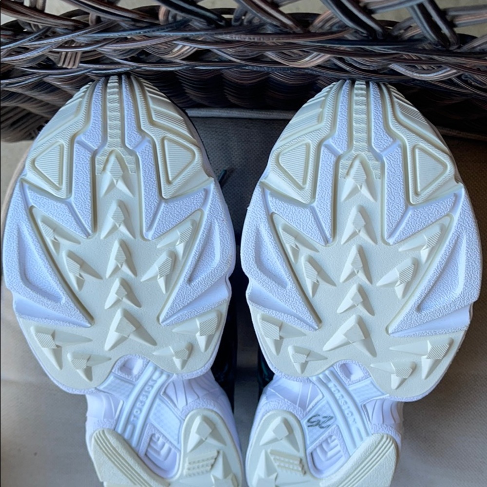 Adidas Emerald Green Velvet Sneakers 10.5 - Picture 10 of 16